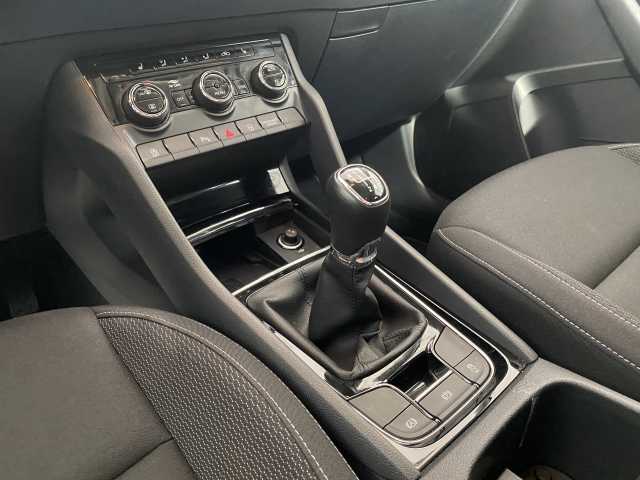 https://cdn-media.caraffinity.it/dealers/partner/amicar-usato-it/kfz114135303_18.jpg