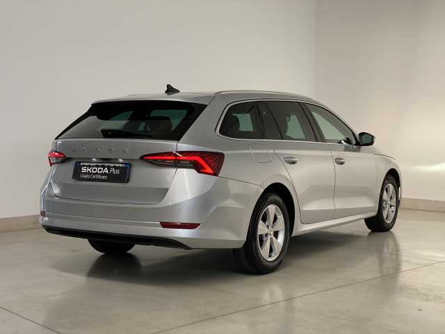 https://cdn-media.caraffinity.it/dealers/partner/amicar-usato-it/kfz114460798_18.jpg